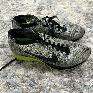 Worn in good condition Nike flyknits sz 4.5